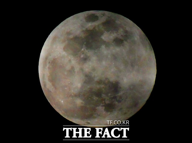 정월대보름인 5일은 전날보다 포근하고 대체로 맑겠다. /더팩트 DB