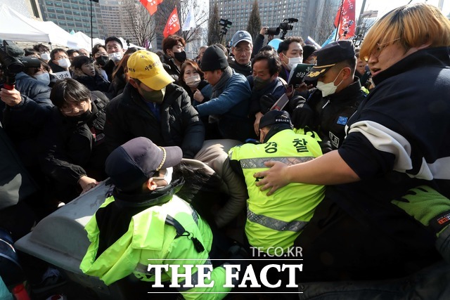 10·29 이태원 참사 유가족협의회와 시민대책회의는 4일 참사 100일 거리 행진 도중 서울광장에 추모 분향소를 기습적으로 설치했다. 유가족들과 참가자들이 경찰과 충돌하고 있는 모습. /뉴시스