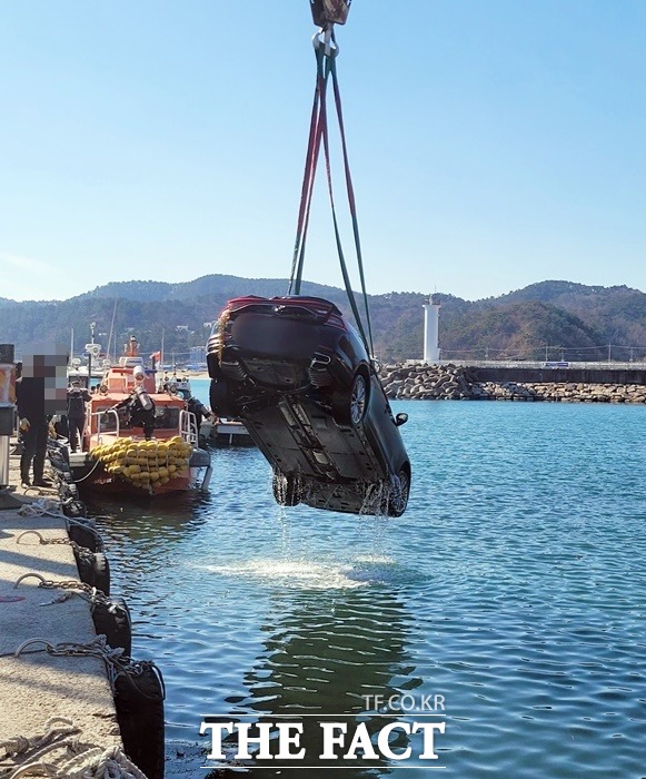 울진해경이 4일 오전 울진군 평해읍 직산항 해상에서 지난 달 25일 실종신고된 차량을 발견해 인양하고 있다./울진해경