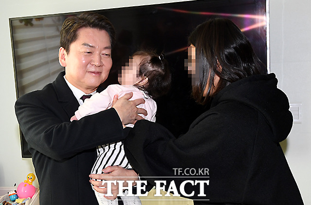 안철수 국민의힘 당대표 후보(왼쪽)가 5일 오전 서울 강서구 방화대로의 한부모가족 복지시설 한남하우스를 찾아 아기를 안아보고 있다./임영무 기자