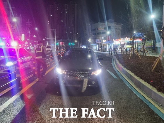 6일 오전 4시 45분쯤 부산시 사상구 주례동 버스전용차로 인근 길거리에서 20대 운전자 A 씨가 몰고가던 K5 차량이 60대 운전자 B 씨의 관광버스를 들이 받았다. /부산경찰청.