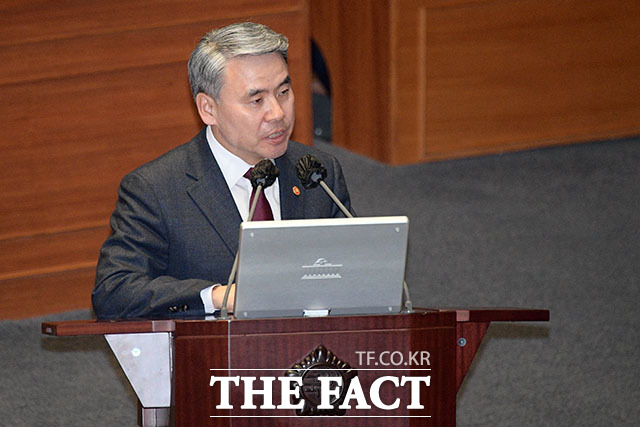 태영호 의원의 질의에 답변하는 이종섭 국방부 장관.