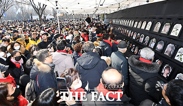10·29 이태원 참사 유가족들이 4일 오후 서울 중구 서울광장에 설치한 분향소에 영정을 놓고 있다. /임영무 기자