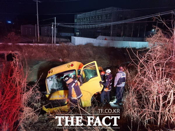 6일 오전 충북 청주시 한 교차로에서 60대 운전기사가 몰던 20인승 버스가 가로등을 들이받은 뒤 3m 아래 하천으로 추락했다. /충북소방본부.