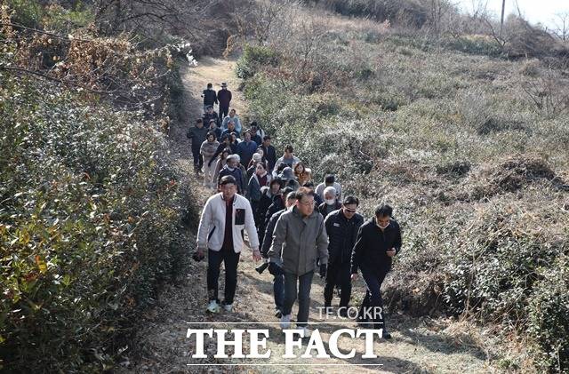 하승철 하동군수를 비롯해 지역주민 등 30여 명이 우리나라 차 시배지를 출발해 모암마을 관아다원까지 4㎞의 천년다향길 현장 답사를 하고 있다./하동군