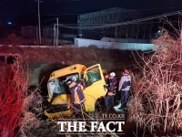  청주서 통근버스 하천으로 추락…10명 부상