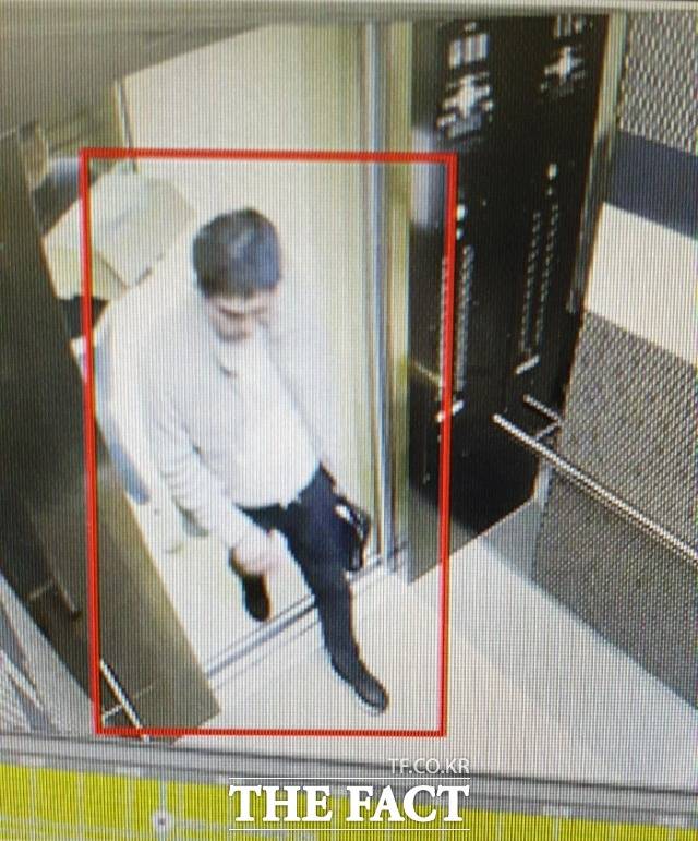 서울남부지검이 지난해 11월 22일 라임자산운용(라임)사태 핵심 인물인 김봉현 전 스타모빌리티 회장의 도주 당일 서울 강남구 개포동 자택을 나서는 모습이 담긴 CCTV를 공개했다. 김 전 회장은 스타모빌리티, 수원여객 등 관련으로 1000억원대 횡령 혐의로 재판을 받던 중 지난 11일 전자팔찌를 끊고 잠적했다. /서울남부지검 제공