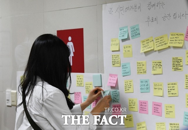 역무원 스토킹 살인사건이 발생한 지 이틀이 지난해 9월 16일 오전 서울 중구 신당역 여자화장실 입구에 마련된 추모공간을 찾은 한 시민이 고인을 기리고 있다. /이동률 기자