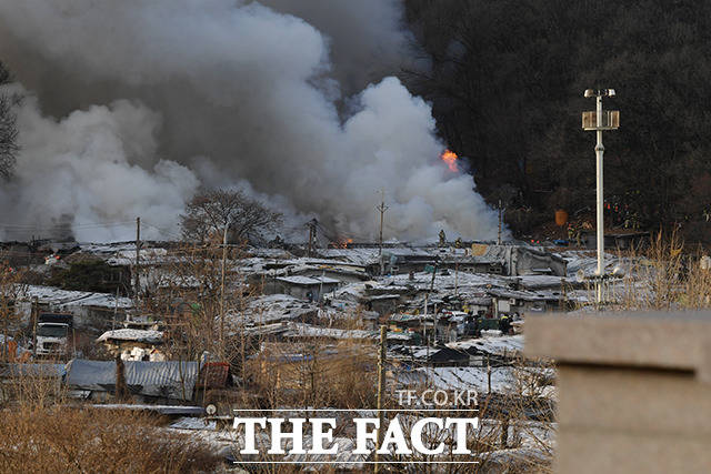 지난 1월 20일 오전 서울 강남구 구룡마을에서 화재가 발생한 가운데 소방관들이 불길을 진화하고 있다./이선화 기자