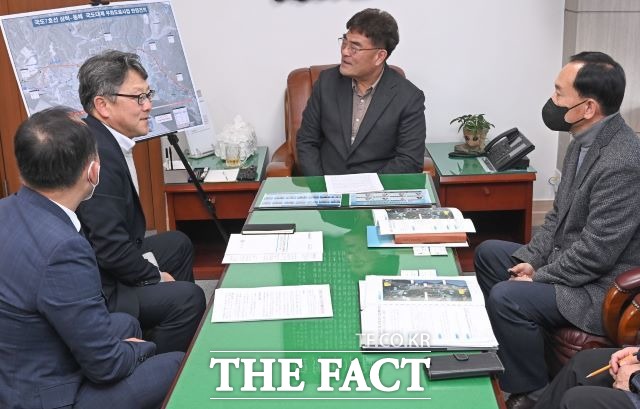 7일 박상수 삼척시장은 이날 정의경 원주지방국토관리청장을 만나 국도 7호선 삼척시~동해시 구간의 국도 대체 우회도로에 대한 타당성 검토 용역 결과를 설명하고, 제6차 국도·국지도 건설 5개년 계획(2026~2030)에 반영될 수 있도록 건의했다고 밝혔다./삼척시