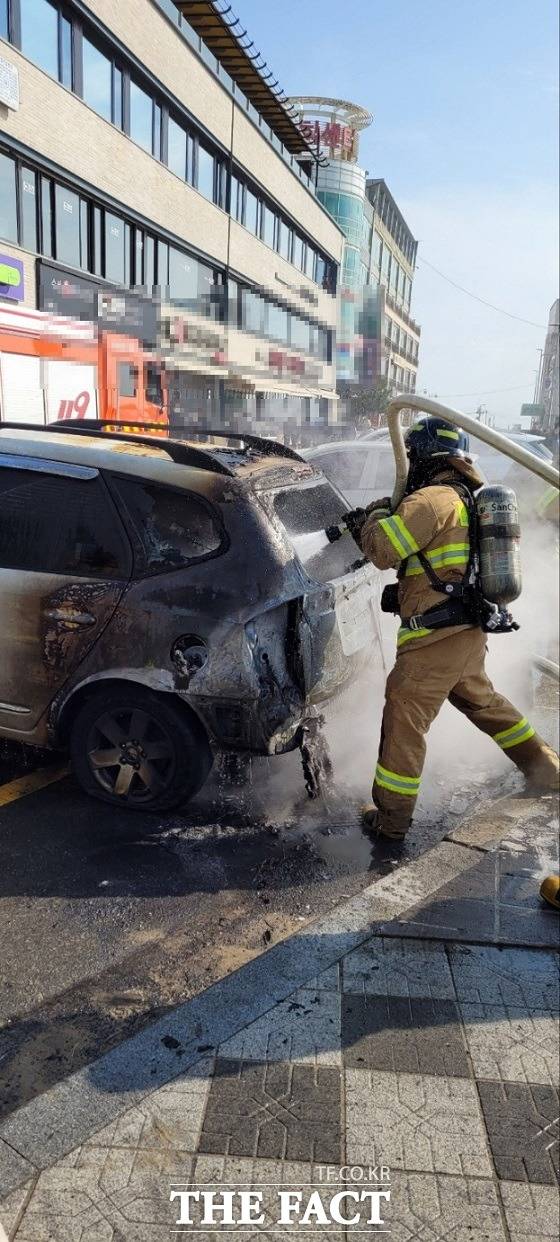 7일 오후 1시 2분쯤 부산시 해운대구 중동에 있는 미포 주변 길거리에 세워진 카렌스 차량에 불이 났다. /부산경찰청.