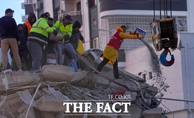 7일(현지시간) 튀르키예 남부 아다나에서 구조대가 지진으로 무너진 건물 잔해에서 실종자를 수색하고 있다. /아다나=AP.뉴시스