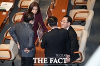  '이상민 탄핵 표결 D-1' 헌재법 논의하는 주호영-김도읍 [TF사진관]