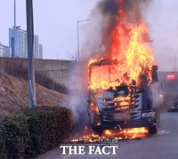  포항 유강리서 25t트럭 운행중 불…인명피해 없어