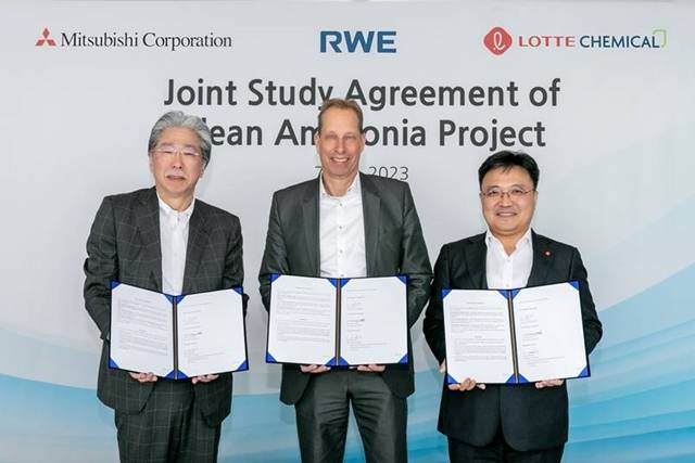 황진구 롯데케미칼 수소에너지사업단장(오른쪽)을 포함한 RWE, 미쓰비시상사 관계자들이 청정 암모니아 생산 글로벌 협의체 결성을 위한 공동 연구협약을 체결한 뒤 기념 촬영을 하고 있다. /롯데케미칼 제공