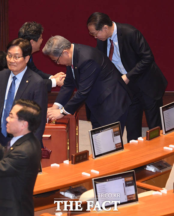 박진 외교부 장관(왼쪽)과 권영세 통일부 장관이 표결을 하고 있다.