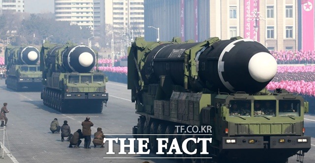 북한 지난 2018년 2월 평양에서 연 인민군 창건 70주년 열병식에서 화성 15형으로 보이는 장거리 탄도미사일과 이동식 발사차량이 움직이고 있다. /VOA