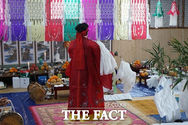 제주 해녀들의 무사안녕과 풍어를 기원하는 해녀굿이 4월까지 도내 32개 어촌계에서 봉행된다./제주도