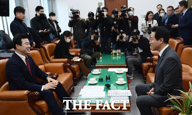 오세훈 서울시장(오른쪽)이 8일 오후 서울 여의도 국회에서 윤영석 기획재정위원장을 만나 면담하고 있다.