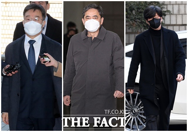 대장동 개발 사업 로비 특혜 의혹을 받는 김만배 씨와 곽상도 전 의원과 남욱 변호사(왼쪽부터)가 8일 오후 서울 서초구 서울지방법원에서 열린 대장동 개발 사업 로비·특혜 의혹 관련 선고공판에 출석하고 있다. /남용희 기자