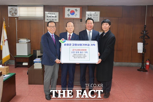 전북고속 황의종 대표 가족 3인이 8일 전북 순창구에 고향사랑기부금을 전달하고 최영일 군수와 기념촬영. / 순창군