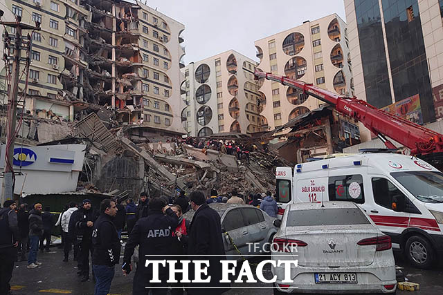 [디야르바키르=AP/뉴시스] 지난 6일 새벽(현지시간) 튀르키예 남동부 디야르바키르에서 의료진과 구조대원들이 지진으로 붕괴한 건물 더미에서 수색작업을 전개하고 있다. 이날 튀르키예 남동부와 시리아에서 규모 7.8의 강진이 발생해 수천 명의 사상자가 발생한 것으로 전해졌다.