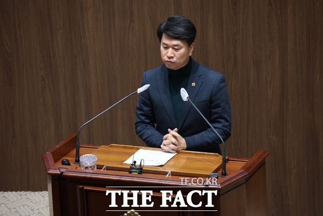 충남도의회 이상근 의원이 8일 열린 임시회에서 5분 발언을 하고 있다. / 내포 = 김아영 기자