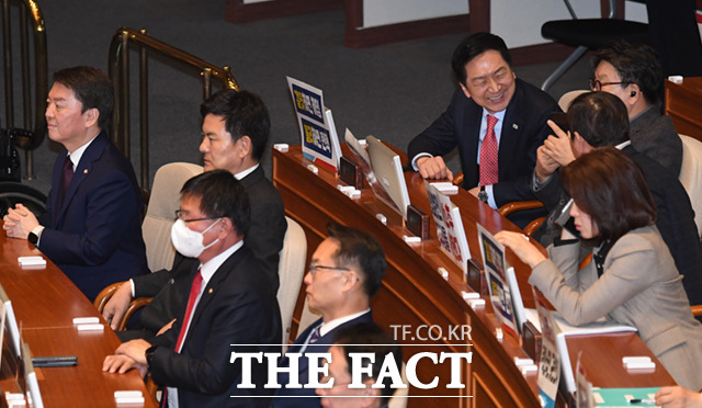 국민의힘 당권주자인 안철수 의원과 김기현 의원이 8일 오후 국회 본회의장에서 열린 본회의에서 참석한 가운데, 서로 다른 표정을 짓고 있다. /이새롬 기자