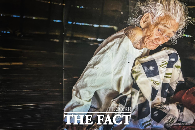 카민다 도우(Carminda Dou). 동생과 함께 일본군에 끌려가 3년 간 성 노예 생활을 겪었다. 연세는 90세로 추정되며 알츠하이머 병을 앓고 있다./전시 사진 캡처