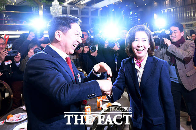 김기현 국민의힘 당대표 후보(왼쪽)와 나경원 전 의원이 9일 오후 서울 마포구 케이터틀에서 열린 새로운민심 새민연 전국대회에 참석해 웃으며 인사를 나누고 있다. /남용희 기자