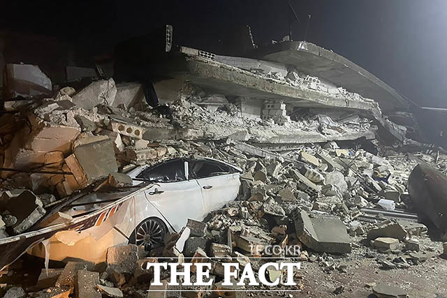 6일(현지시간) 시리아 북부 이들리브주 아즈마린 마을에서 무너진 건물 잔해 사이로 파손된 차량 한 대가 보이고 있다. /아즈마린=AP.뉴시스