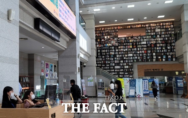 9일 강릉시는 최근 코로나 19 방역 완화로 해외여행이 증가하면서 여권발급 수요가 큰폭으로 증가하자, 일과시간에 시청 방문이 어려운 직장인, 학생 등 시민에게 편의를 제공하기 위해 여권발급 야간 사전예약제를 운영한다고 밝혔다. 사진은 강릉시 청사 안 모습/강릉=서백 기자