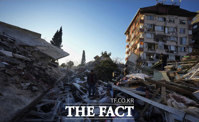 8일(현지시간) 대지진으로 무너진 튀르키예 남부 안타키아의 무너진 건물 잔해 위에 한 남자가 서 있다. /할릴 함라=AP.뉴시스