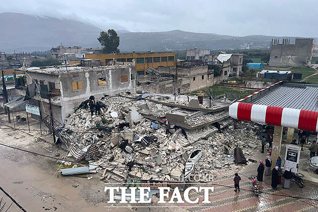 6일(현지시간) 튀르키예 남부 지카흐라만마라슈주 인근에서 발생한 규모 7.8의 강진으로 시리아 이들리브주 아즈마에 있는 건물이 무너져 있다. 이 지진으로 최소 1만 2천명이 숨졌으며 숫자는 더 늘어날 것으로 보인다. /아즈마=AP.뉴시스
