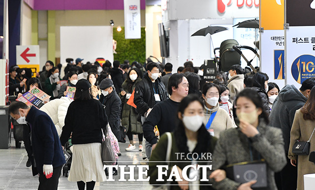 베페 베이비페어가 9일 오전 서울 강남구 코엑스에서 열린 가운데 박람회를 찾은 관람객들이 전시장을 둘러보고 있다. /박헌우 기자