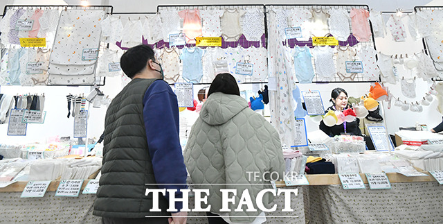 9일 오전 서울 강남구 코엑스에서 열린 베페 베이비페어를 찾은 관람객들이 유아관련 제품을 살펴보고 있다. /박헌우 기자