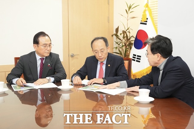김태흠 충남도지사와 박상돈 천안시장이 9일 서울정부청사서 추경호 기재부장관을 만나 성환종축장이번 부지의 국가산단 지정을 요청했다. / 천안시
