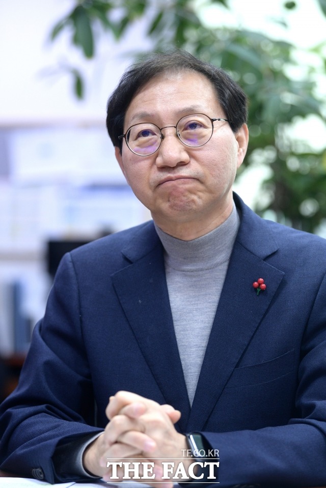 김성주 의원이 취재진으로부터 국민연금 개혁과정에서 지켜야 할 세 가지 원칙에 대해 이야기하다 잠시 생각하는 모습.