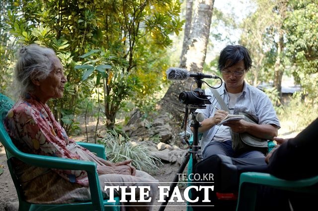일본군 성 노예 피해 여성의 증언을 영상 기록하고 있는 안세홍 작가./겹겹 프로젝트 홈피 캡처