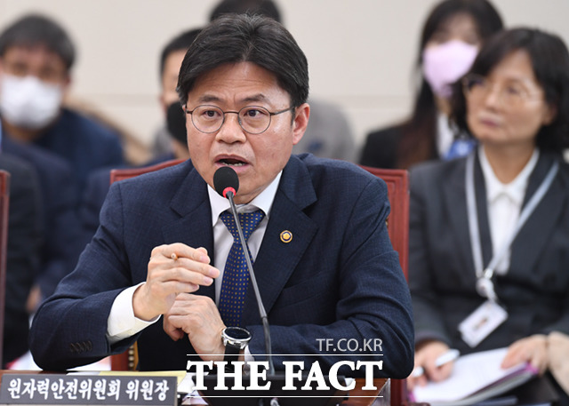 유국희 원자력안전위원장이 9일 오후 서울 여의도 국회에서 열린 과학기술정보방송통신위원회 전체회의에 출석해 의원 질의에 답하고 있다.