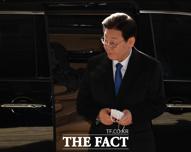 대장동 및 위례신도시 개발 사업 특혜 의혹을 받고 있는 이재명 더불어민주당 대표가 서울 서초구 서울중앙지방검찰청에 출석하고 있다. /박헌우 기자