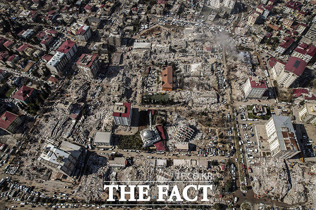 9일(현지시간) 튀르키예 남부 카흐라만마라스 중심부의 건물들이 지진으로 파괴돼 있다. /카흐라만마라스=AP.뉴시스