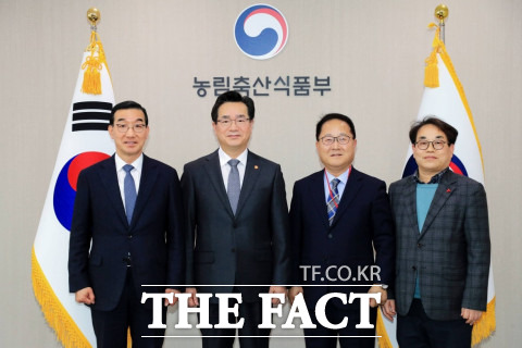 김광신 중구청장은 10일 세종정부청사를 방문해 정황근 농림축산식품부 장관을 만나 도시형 스마트팜 사업 추진상황을 설명하고, 규제 완화의 필요성을 강조했다. / 대전 중구청