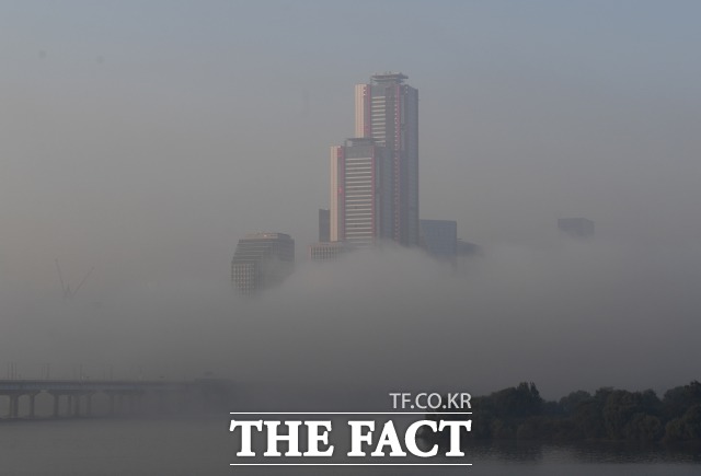 이날 전국은 구름이 많아 흐린 날씨를 보이겠다. /더팩트DB