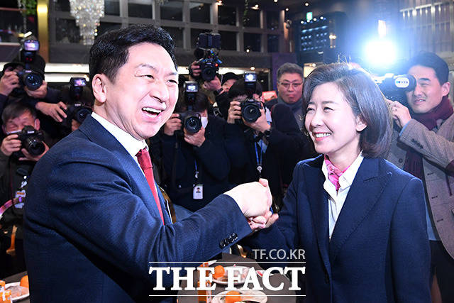 김기현(왼쪽) 국민의힘 당대표 후보와 나경원 전 의원이 9일 오후 서울 마포구 한 음식점에서 열린 새로운민심 새민연 전국대회에 참석해 인사를 나누고 있다. /남용희 기자