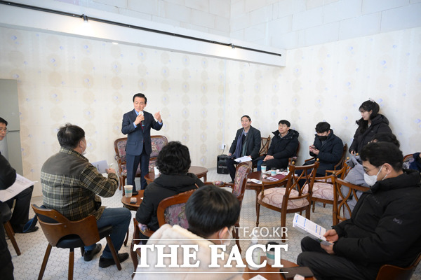 지난 9일 진행된 팸투어에서 백성현 논산시장이 국방국가산단에 대한 소개를 하고 있다. / 논산시