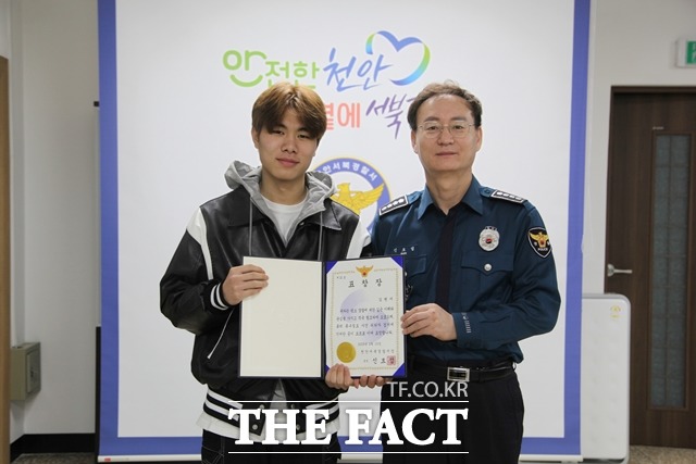 신효섭 천안서북경찰서장이 금은방 특수절도 피의자를 검거하는데 도운 시민에게 표창장을 전달하고 있다. / 천안서북경찰서