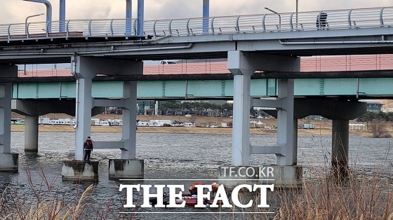 실종된 예천군 소속 공무원이 안동교 인근에서 숨진 채 발견 돼 인양중이다/안동소방서