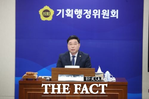 전남도의회 기획행정위원회 위원장을 맡고 있는 신민회 의원이 여순사건 유족들에게 생활보조비를 지급하는 조례안을 대표발의, 상임위를 통과함에 따라 여순사건 유족들이 실질적인 보상을 받을 수 있는 첫 관문을 넘었다. /전남도의회