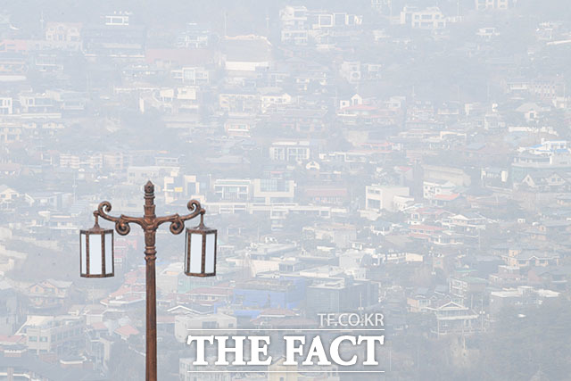 기상청에 따르면 오늘(12일)은 일교차 크게 벌어지고 오후부터 비 소식이 있겠다. 수도권 등 일부 지역은 미세먼지 농도가 나쁨 수준으로 나타나겠다. /남윤호 기자